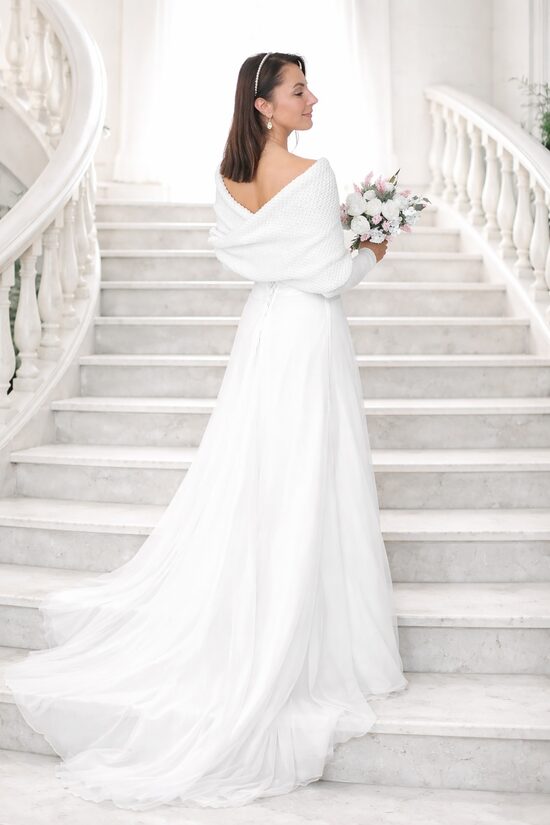 Weißer Brautpullover, gestrickter Shrug, Brautschal mit Ärmeln für die Hochzeit, Code VW1